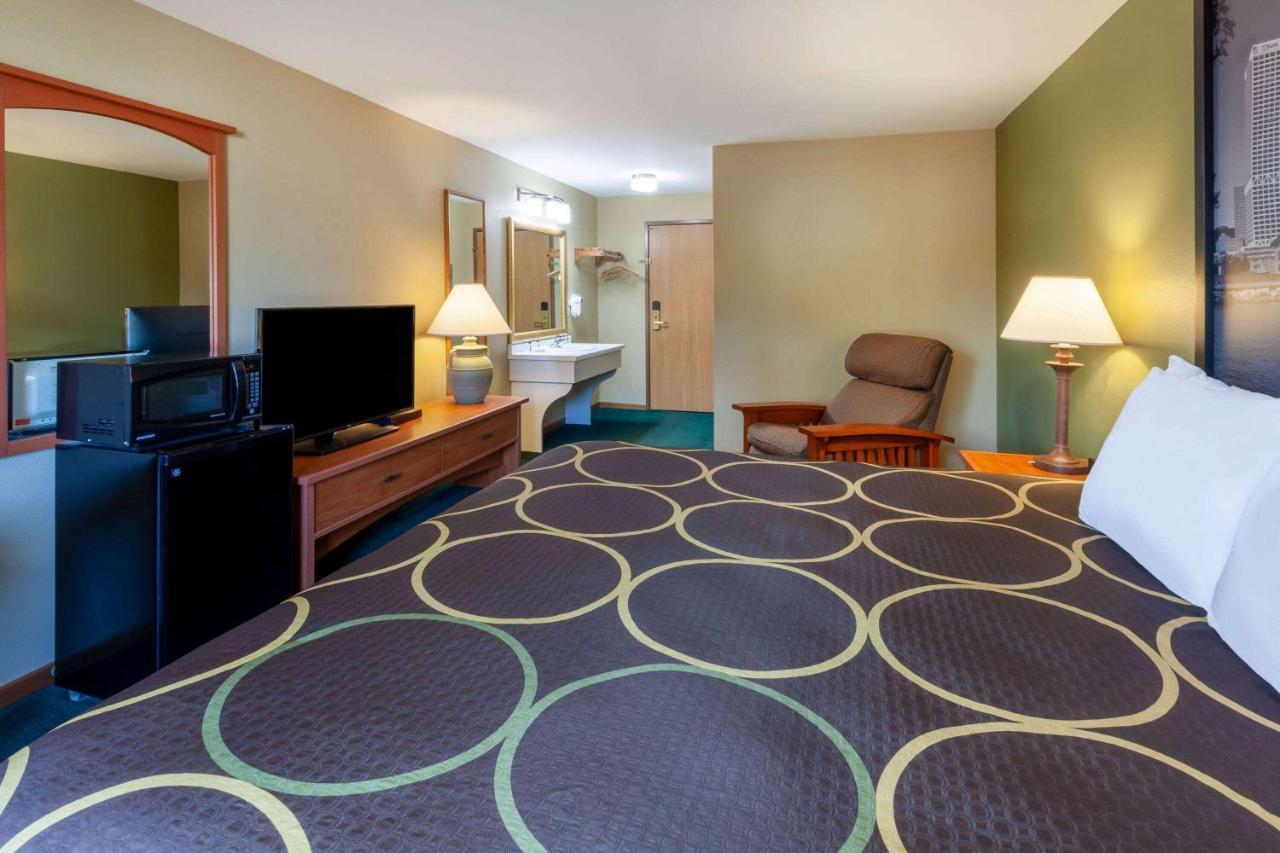 Super 8 By Wyndham Berlin Wi Ξενοδοχείο Εξωτερικό φωτογραφία